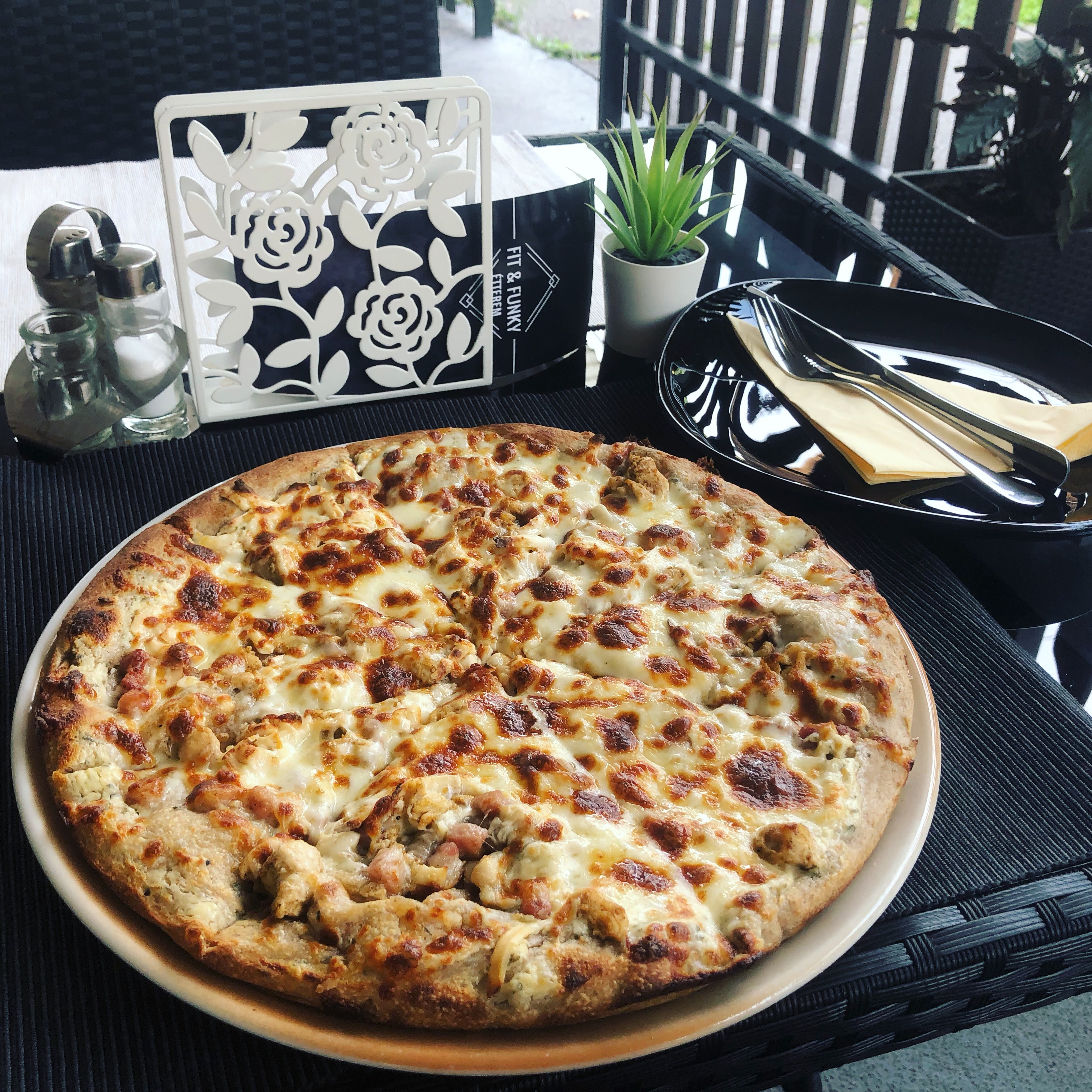 34. California pizza 22 cm teljes kiőrlésű – Funky Étterem &amp; Pizzéria ...