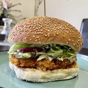 Ropogós bundás csirkés hamburger