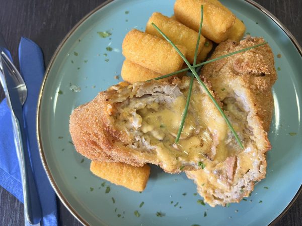 Rántott karaj baconos cheddar sajttal töltve
