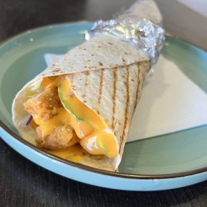 Cheddaros rántott csirkés tortilla