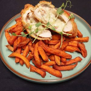 Baconnel és zöldfűszeres sajtkrémmel töltött rántott csirkemell